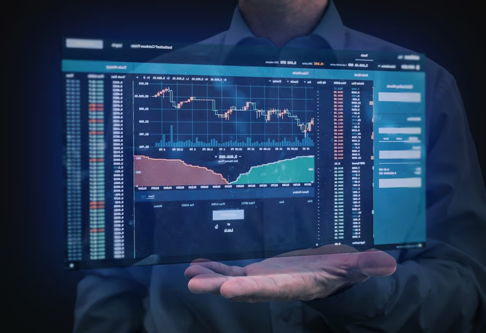 Un hombre sostiene en su mano una pantalla virtual con gráficos de acciones.