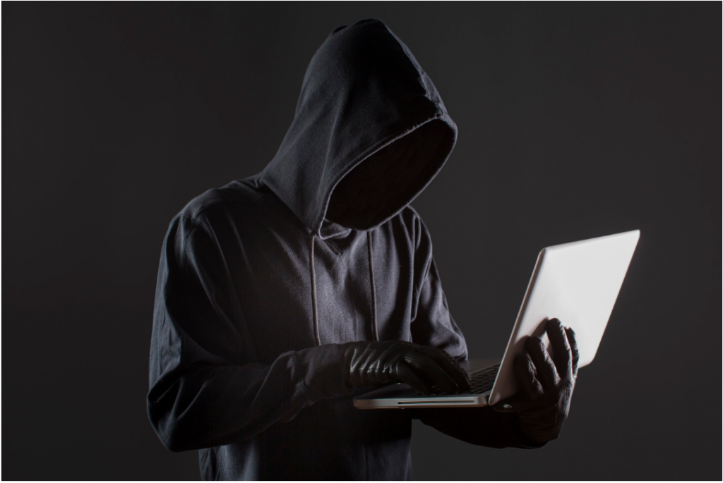Persona vestida de negro haciendo trading de criptomonedas