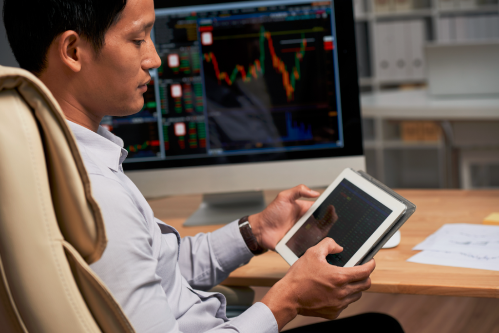 Trader leyendo noticias del mercado financiero para saber cómo ganan dinero los scalpers