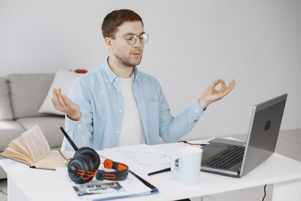 Hombre meditando mientras hace trading intradía