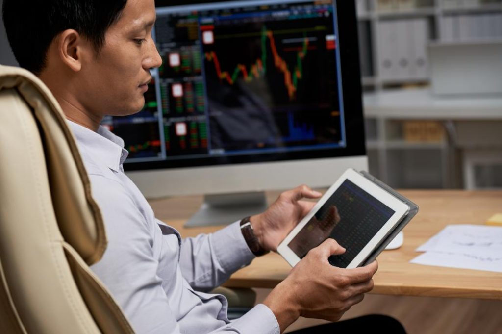 Un trader elige entre scalping y swing trading