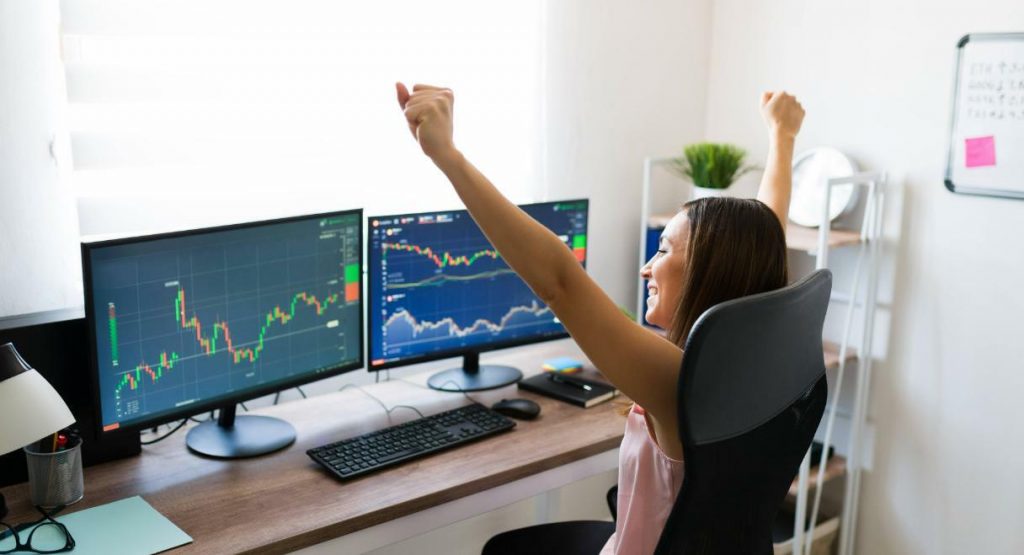 Mujer haciendo scalping de criptomonedas rentable