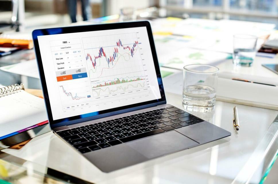 Swing trading vs. Day Trading: A laptop showing price charts for intraday trading