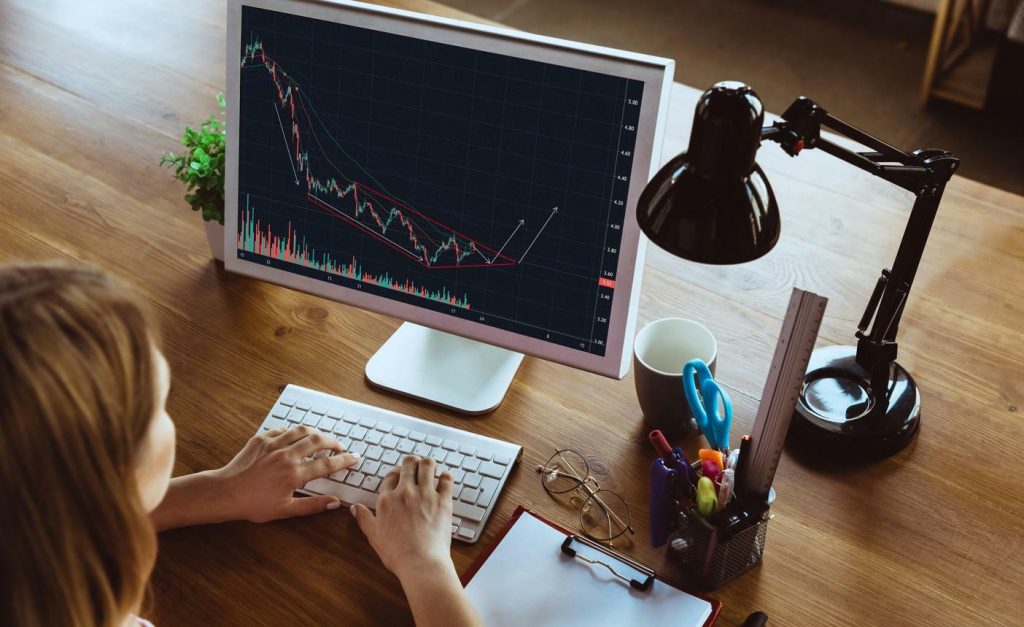 A woman is performing online futures trading with top futures trading platforms