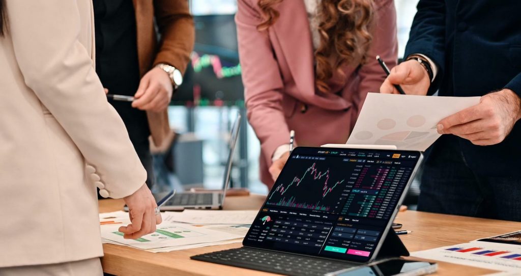 Traders around the table are discussing trading rules in the cryptocurrency market