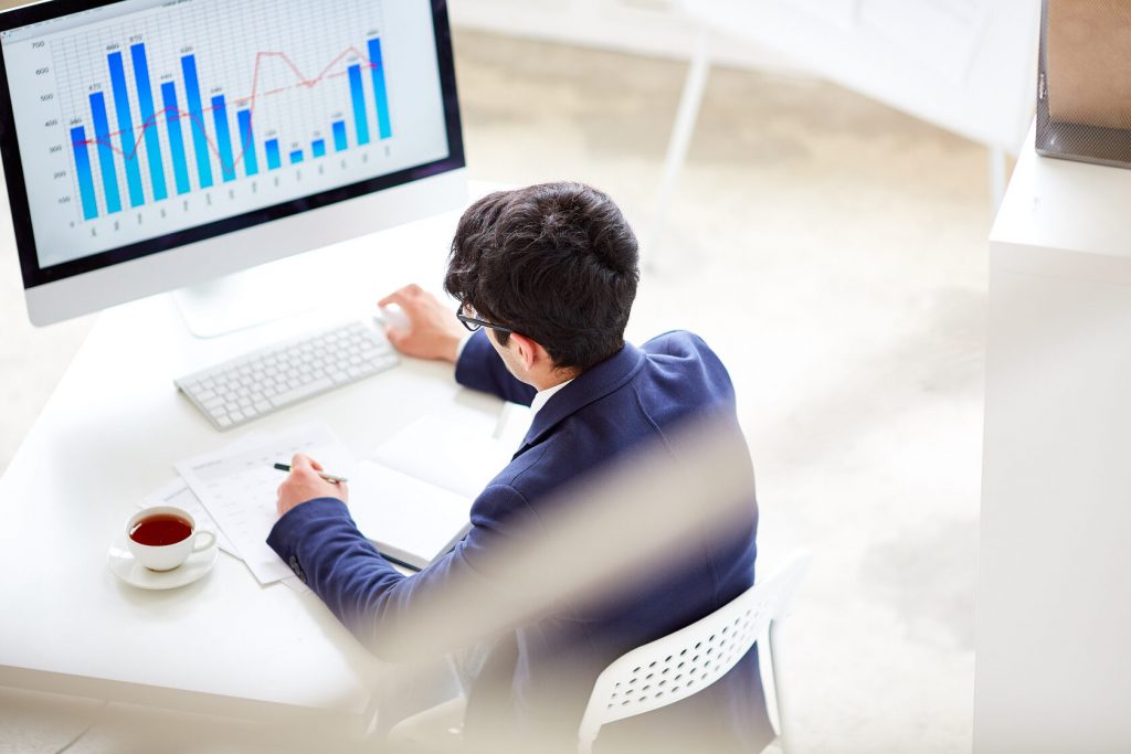 How to become a professional trader: A professional trader is sitting at the desk