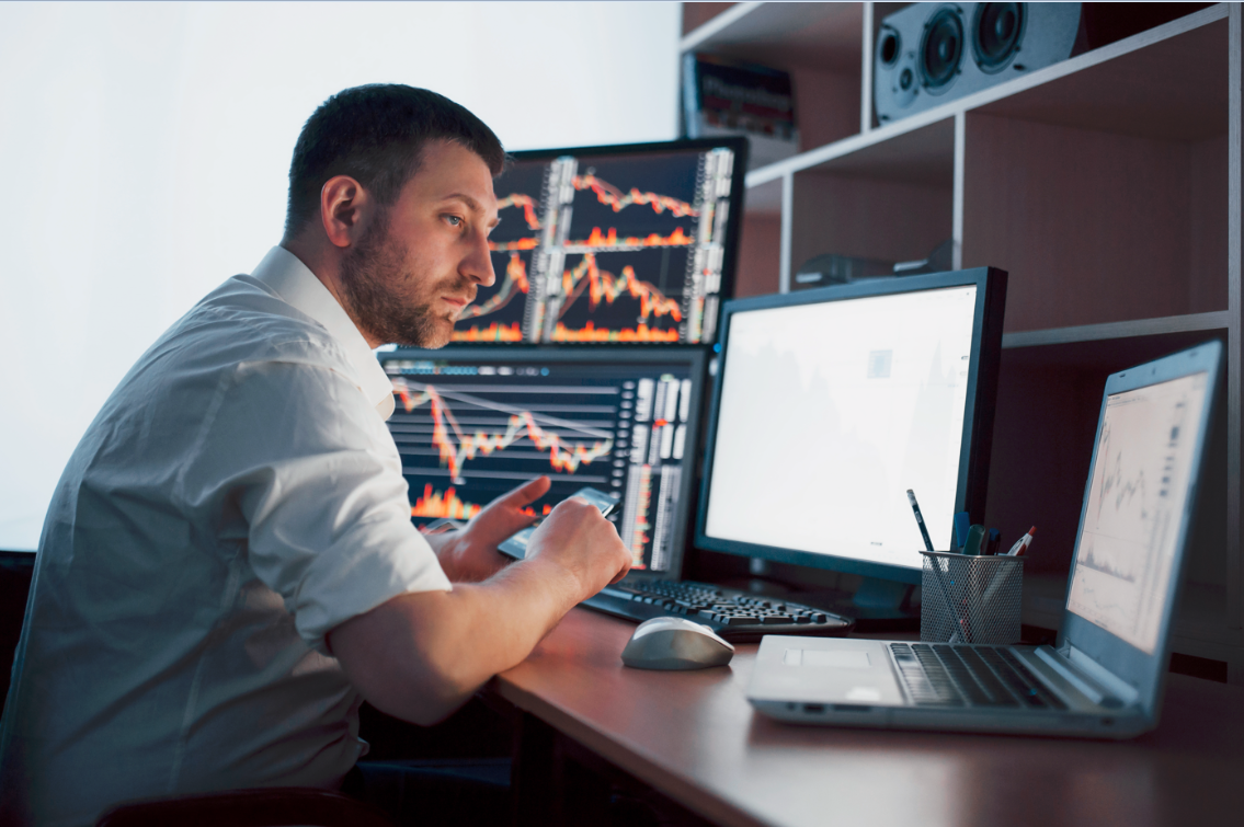 Scalper frente a su computadora analizando el mercado